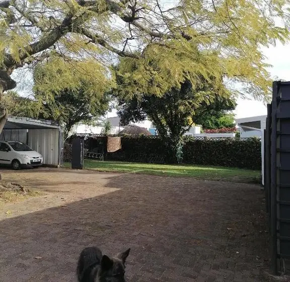 آپارتمان 1 خوابه همکف, 33 On Smuts Selborne