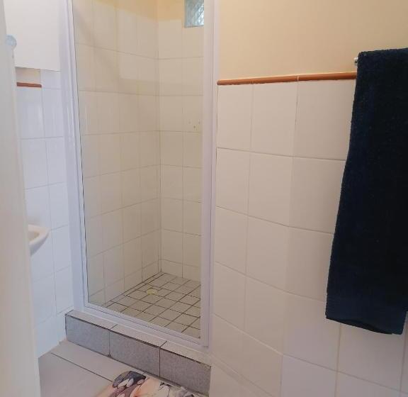 דירת חדר בקומת קרקע, 33 On Smuts Selborne