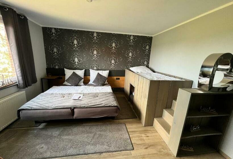 חדר משפחתי, Pension Auf Dem Land