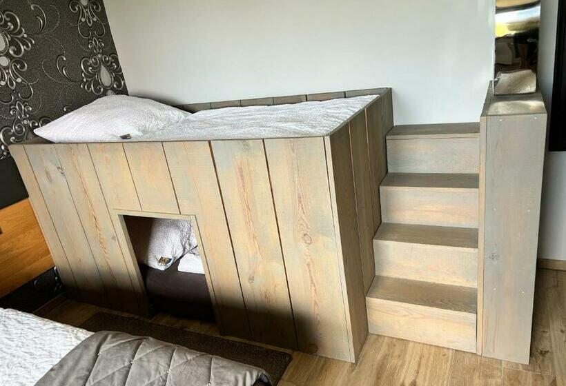 חדר משפחתי, Pension Auf Dem Land