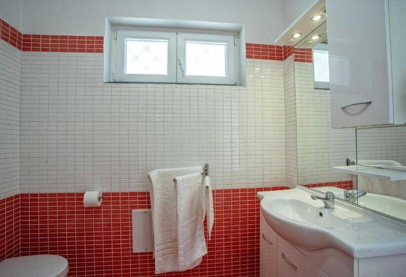 Семейный Номер, B&b Carmelina