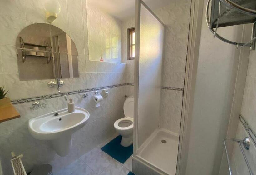 高级三人间, Penzión šafran