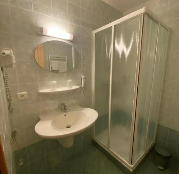Deluxe Room, Le Schuss