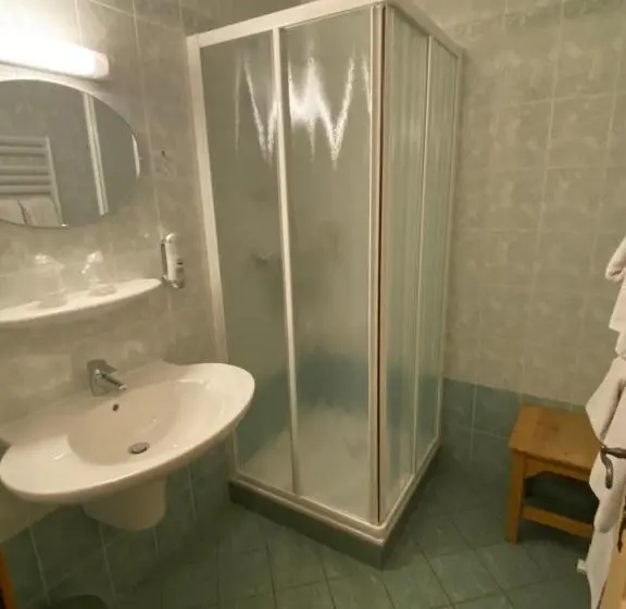 Economy Room, Le Schuss
