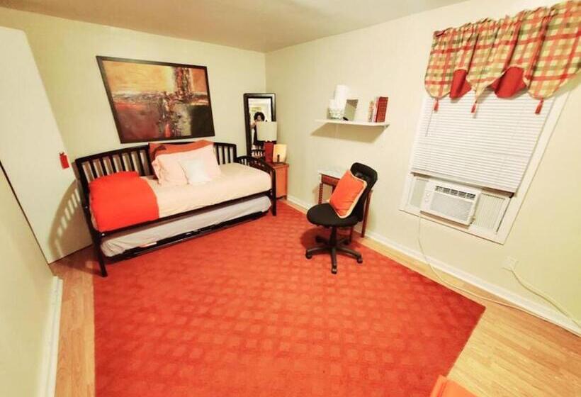 Номер Стандарт Трехместный, Room In Guest Room   Fall Room 3min From Yale, And Other Colleges