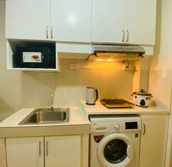 استودیوی استاندارد, 8 Spatial Condominium