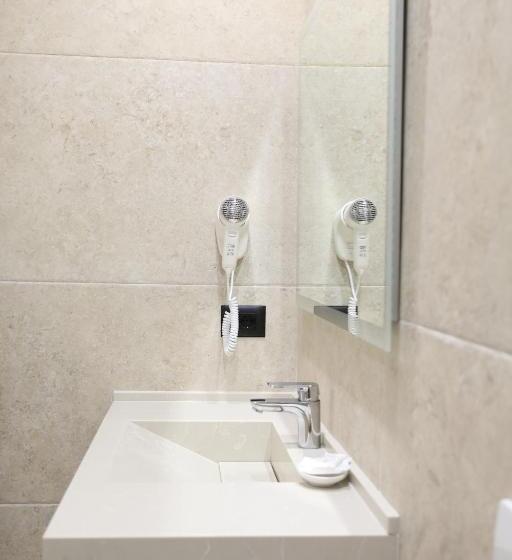 غرفة قياسية ثلاثية ذات إطلالة جانبية على البحر, B&b Champagne, Vlore Bay