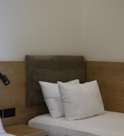 חדר סטנדרט לשלושה עם נוף צדדי לים, B&b Champagne, Vlore Bay