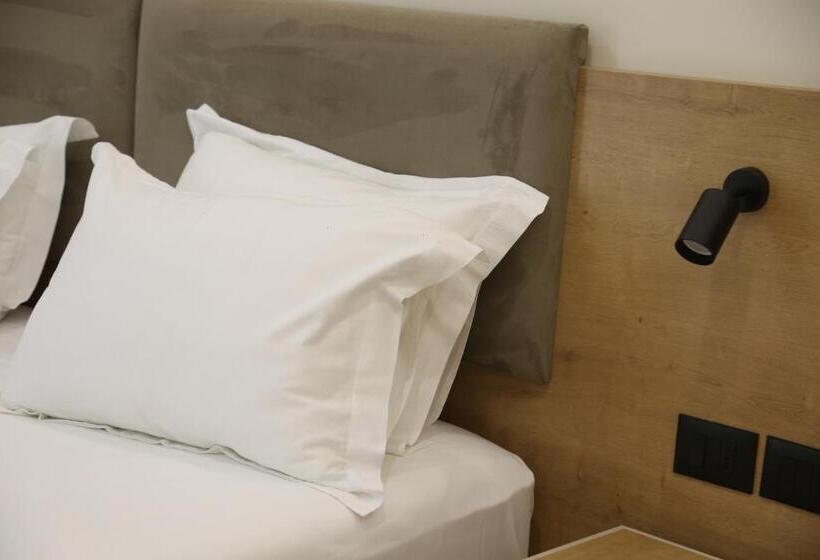 חדר סטנדרט לשלושה עם נוף צדדי לים, B&b Champagne, Vlore Bay