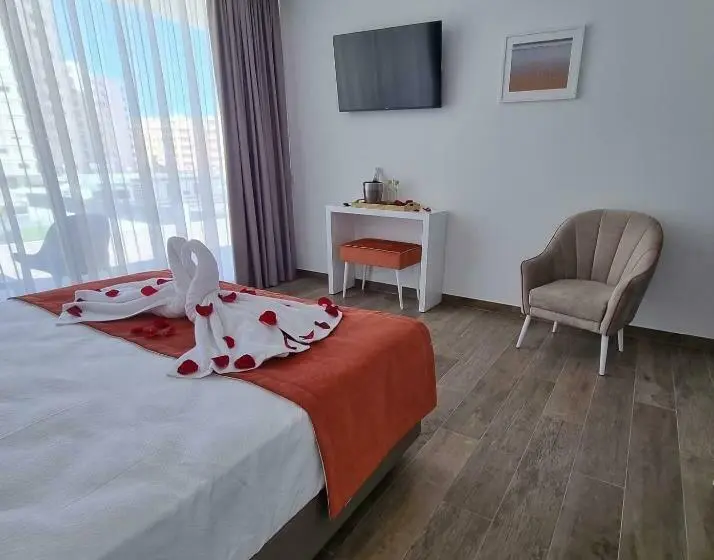 プールビュースタンダードルーム, Algarpapa Rooms