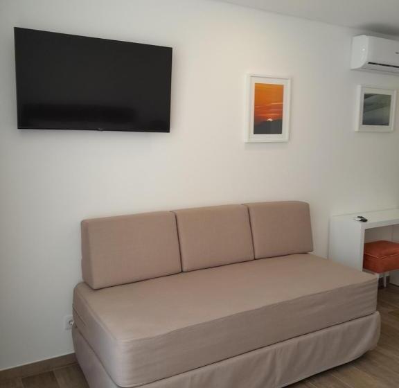 اتاق استاندارد سه تخته با چشم‌انداز استخر, Algarpapa Rooms