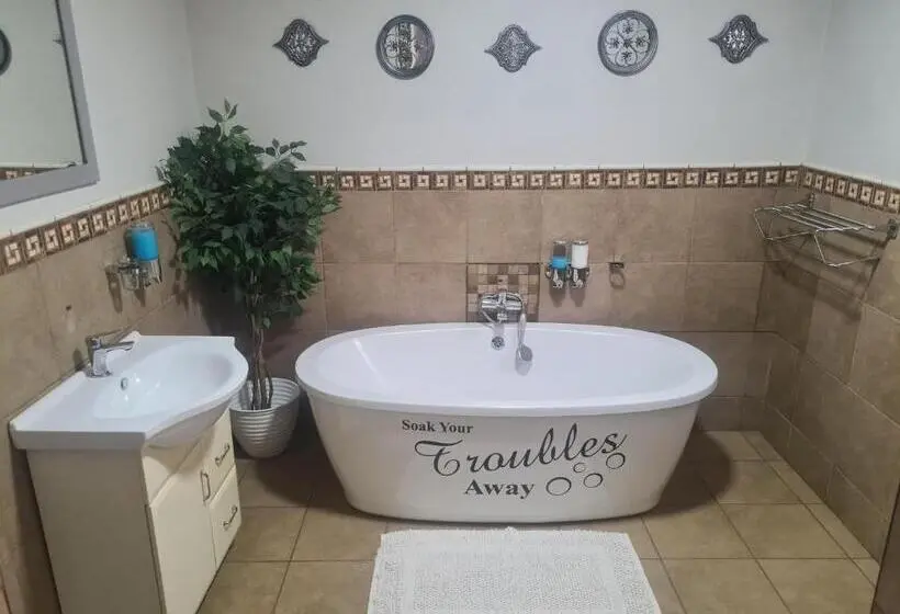 コンフォートルーム, Royal Villa Guesthouse