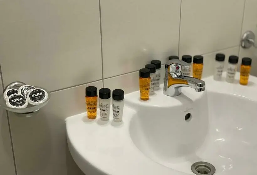 Studio Deluxe, Complex Nero