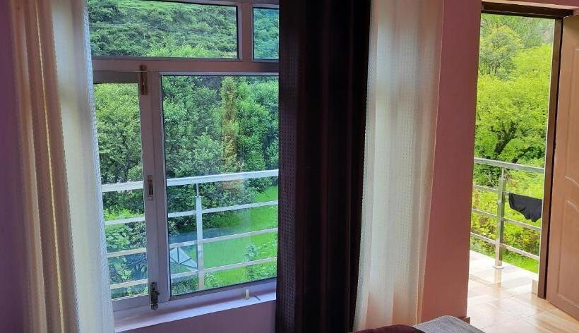 Quarto Estandar com Sacada, Aashirwad