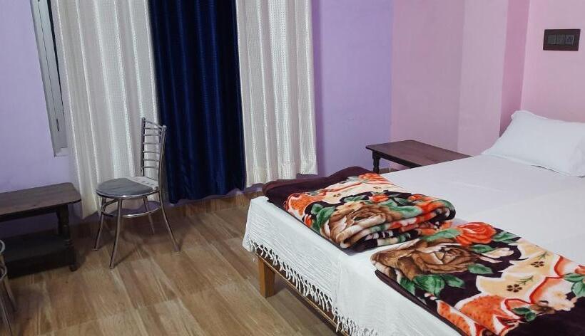 Quarto Triplo Comfort, Aashirwad