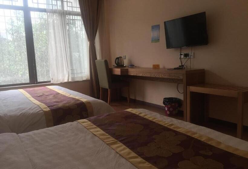 اتاق خانوادگی, Holly S Hostel