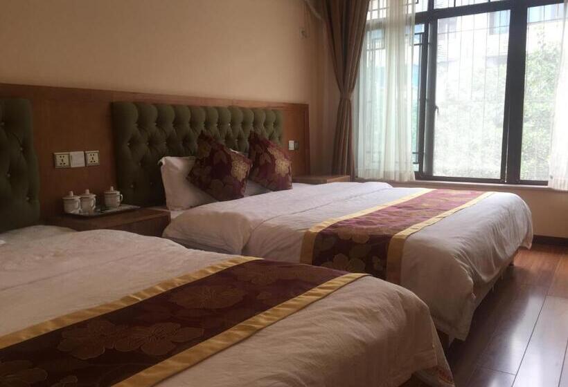 اتاق خانوادگی, Holly S Hostel