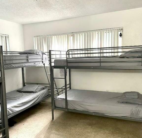 Кровать в Общей Комнате, Miami House