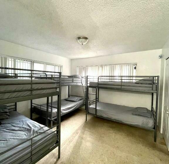 共用房间的床, Miami House