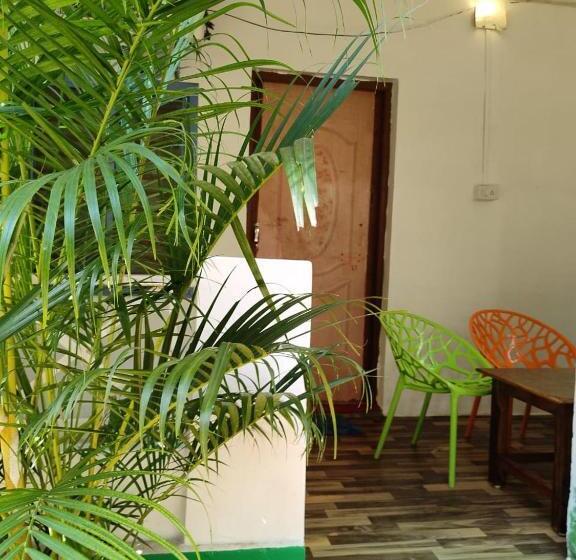 חדר משפחתי דלוקס, Palm Heaven