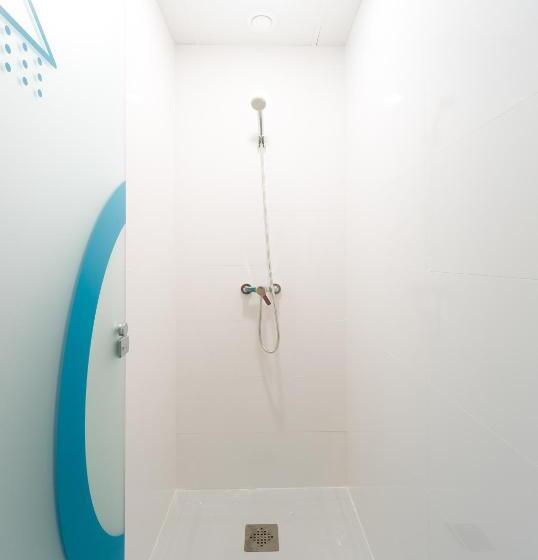 اتاق استاندارد چهار تخته, Konk Hostel