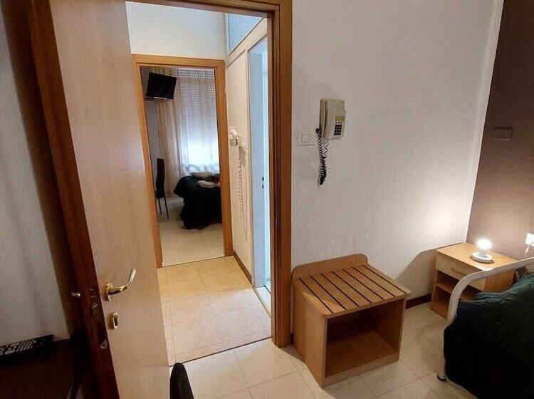 اتاق خانوادگی, Maison Des Roses