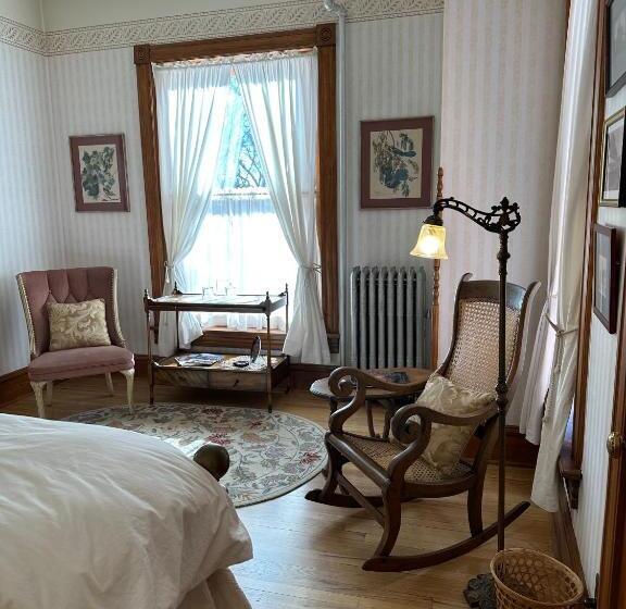 غرفة ديلوكس مزودة بشرفة, Gable House Bed And Breakfast Inn