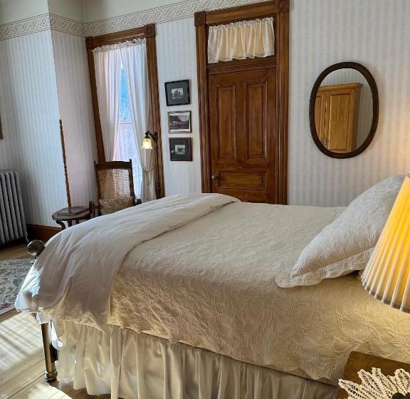 غرفة ديلوكس مزودة بشرفة, Gable House Bed And Breakfast Inn