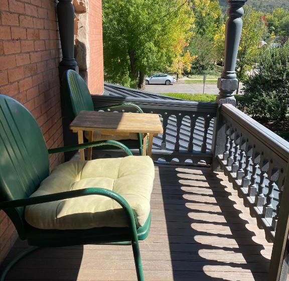 غرفة ديلوكس مزودة بشرفة, Gable House Bed And Breakfast Inn