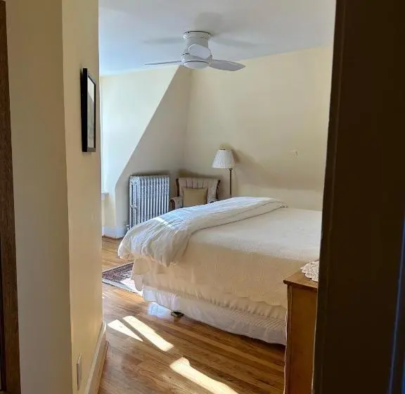 キングサイズベッドのスタンダードルーム, Gable House Bed And Breakfast Inn