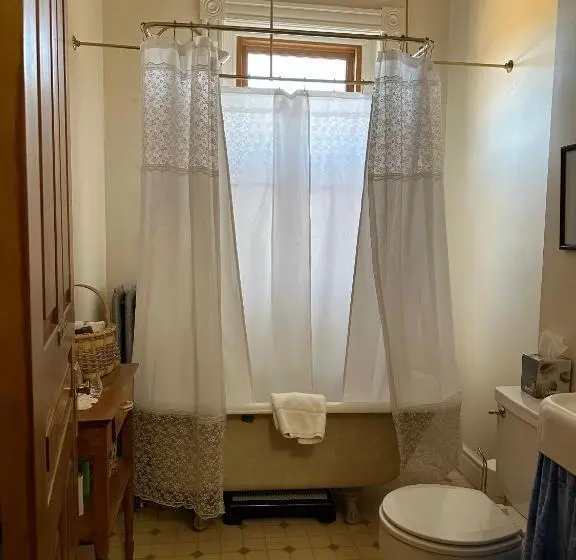 バス共有のスタンダードルーム, Gable House Bed And Breakfast Inn