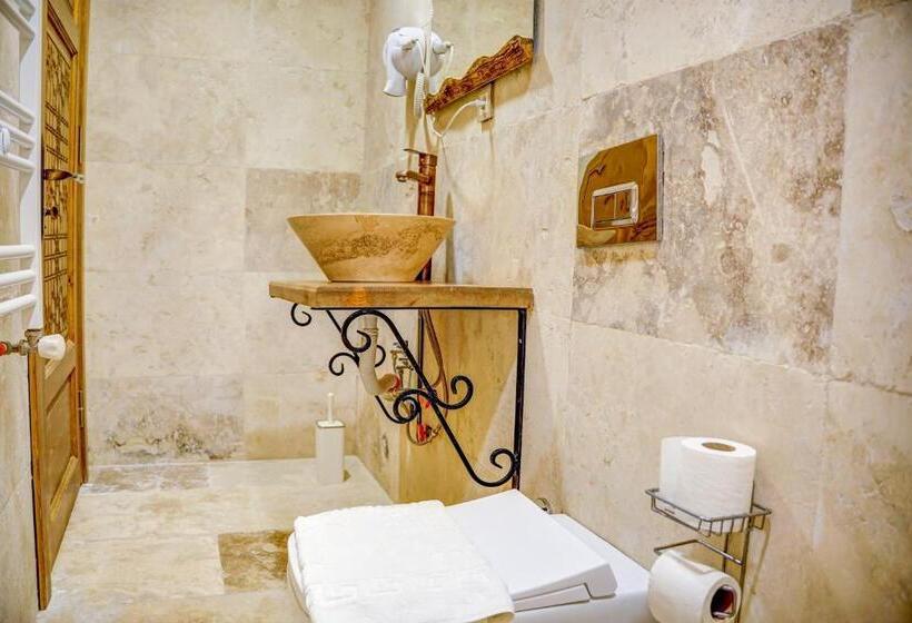 سوییت خانوادگی, Ala Stone House