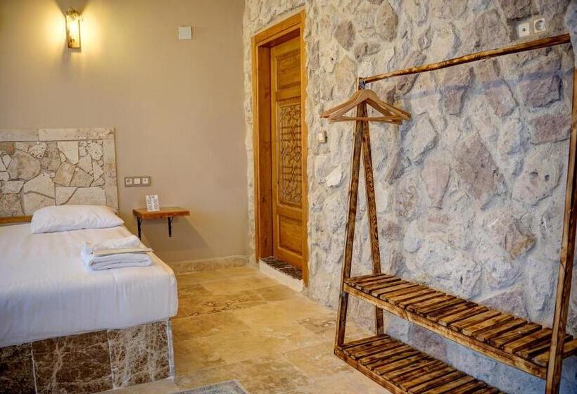 سوییت خانوادگی, Ala Stone House