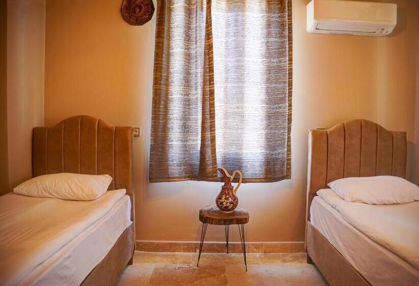 سوییت خانوادگی, Ala Stone House