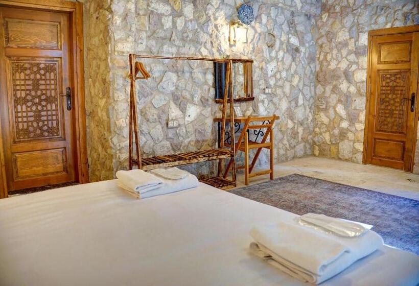 اتاق ساده سه‌ نفره, Ala Stone House