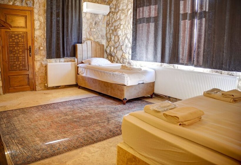 اتاق ساده سه‌ نفره, Ala Stone House