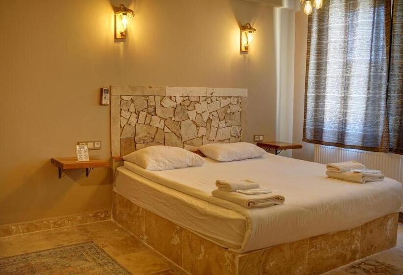 اتاق استاندارد با چشم‌انداز کوهستان, Ala Stone House