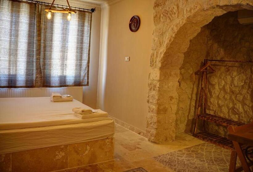 اتاق استاندارد با چشم‌انداز کوهستان, Ala Stone House