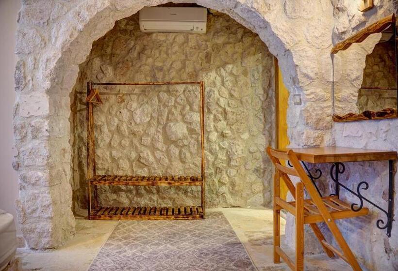 اتاق استاندارد با چشم‌انداز کوهستان, Ala Stone House