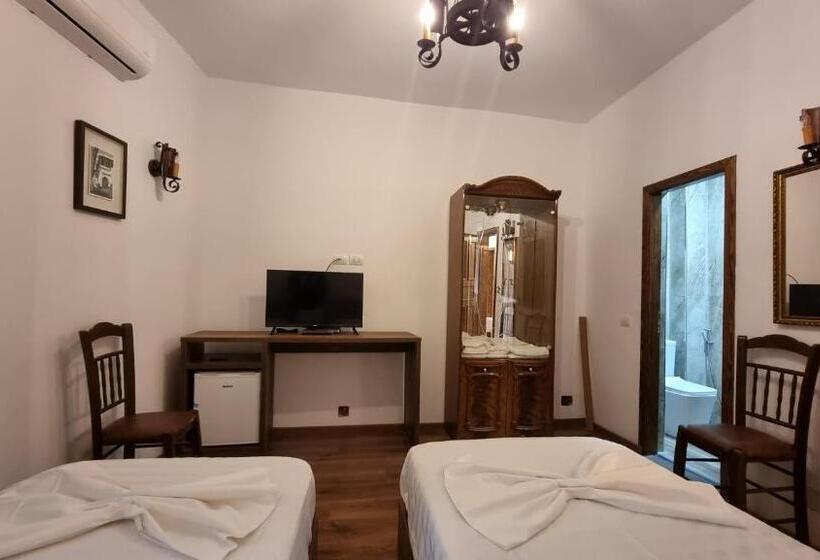 标准三人间, Villa Landi