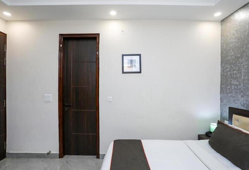 Трехместный Номер Классика, Collection O 93220 Hotel The Signature Inn