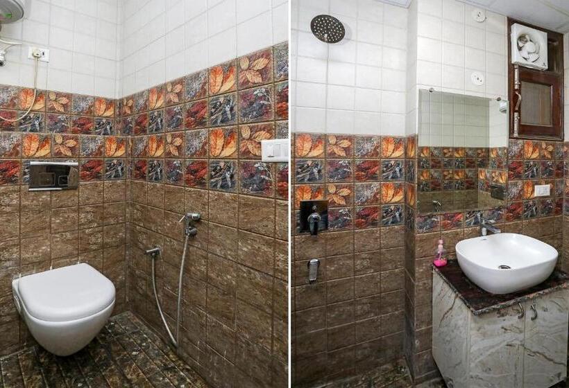 Трехместный Номер Классика, Collection O 93220 Hotel The Signature Inn