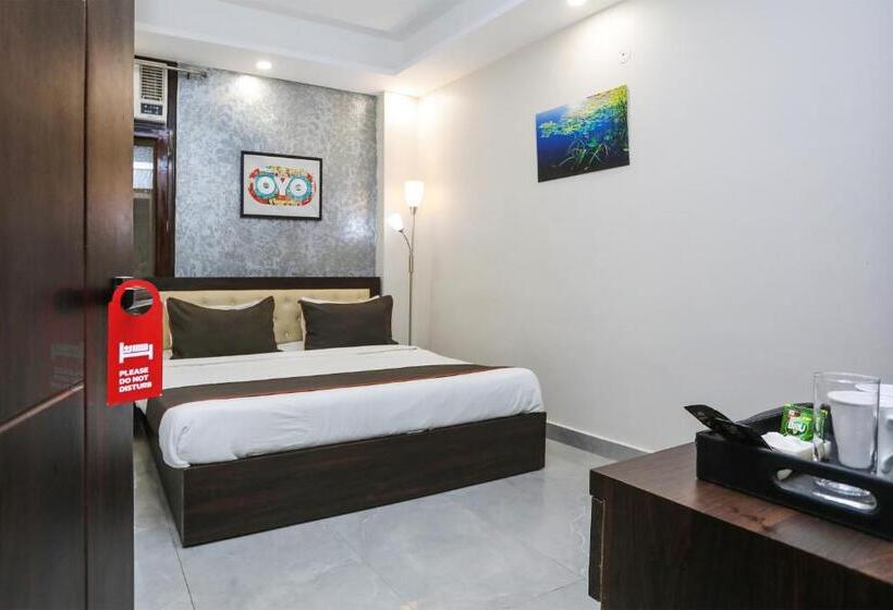 Трехместный Номер Классика, Collection O 93220 Hotel The Signature Inn