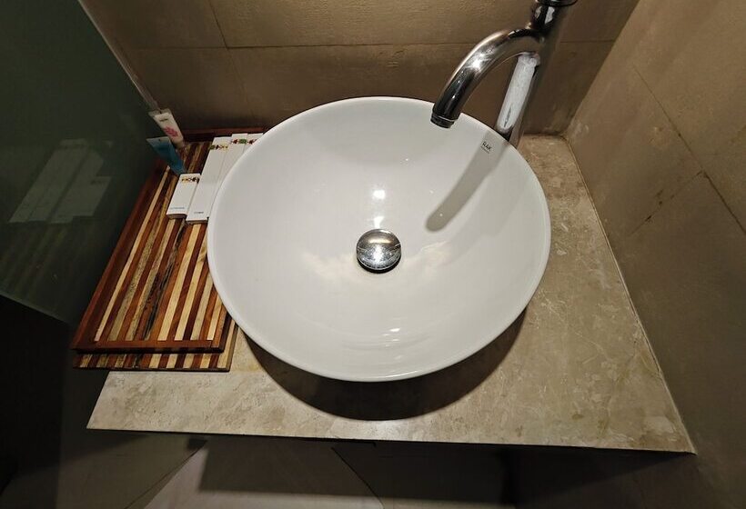 اتاق لوکس, Nandini