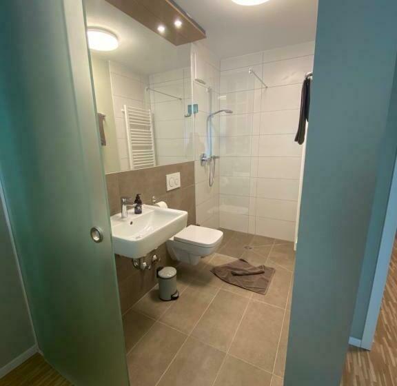 标准单人间, Con4rent