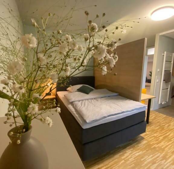 标准单人间, Con4rent