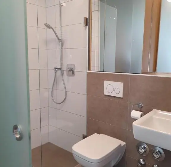 １階の１ベッドルームアパートメント, Con4rent