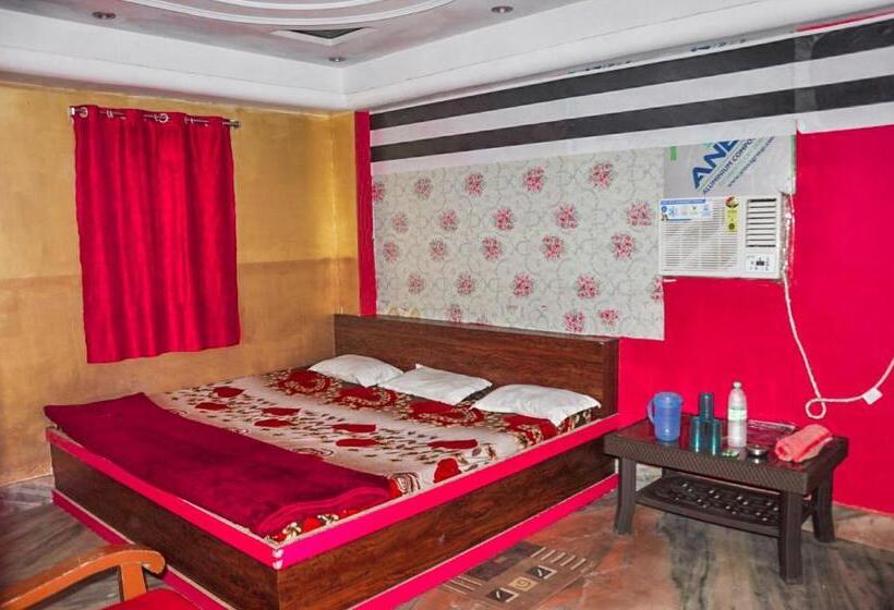 デラックスルーム, Parinee Vatika