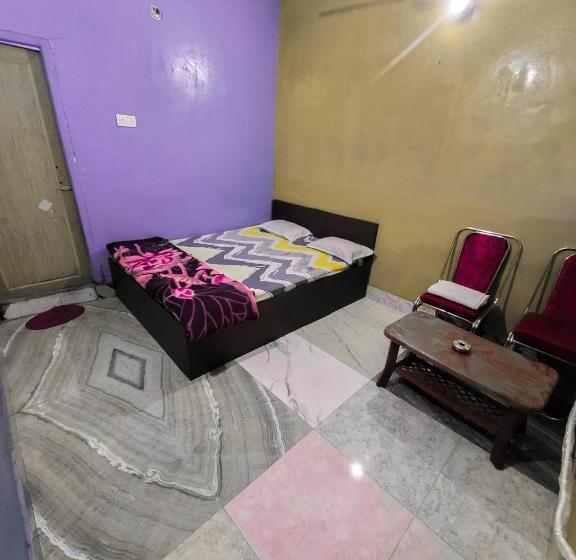 デラックスルーム, Parinee Vatika