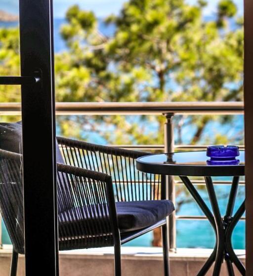 اتاق لوکس با بالکن و چشم‌انداز دریا, Hercules Sea View